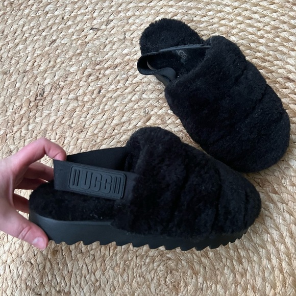 Ugg slippers - Picture 1 of 7